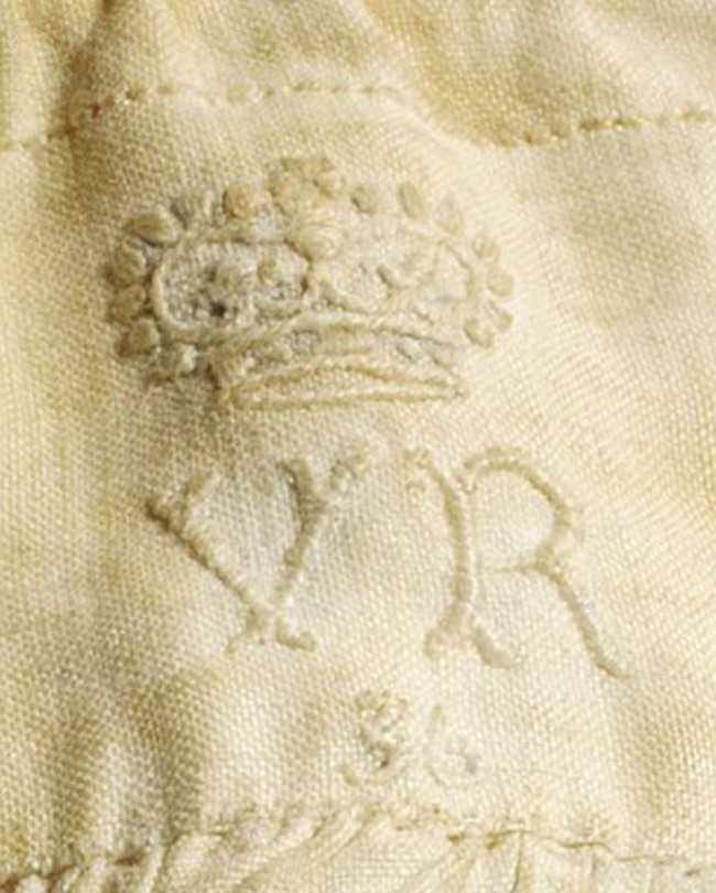 Tin được không, chiếc quần chẽn của Nữ hoàng Anh có giá lên tới hơn 400 triệu đồng đấy - Ảnh 3.