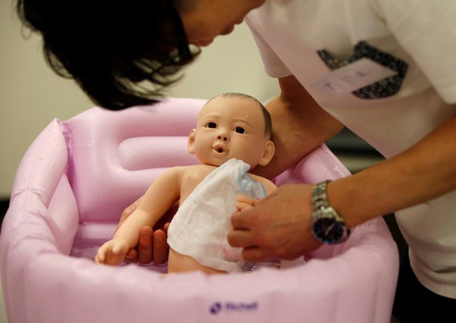 Chùm ảnh: Đàn ông Nhật Bản học cách chăm em bé để thoát cảnh ế vợ - Ảnh 3.