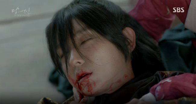 Moon Lovers: “Anh Tư” Lee Jun Ki tái hiện lại cảnh che mưa kinh điển trong Bộ Bộ Kinh Tâm! - Ảnh 3.