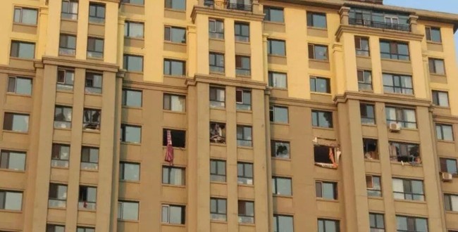Trung Quốc: Nổ khu dân cư, 3 người bắn từ tầng 14 xuống đất chết thảm - Ảnh 3.