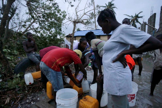 Những hình ảnh đau thương ở Haiti sau cơn bão mặt quỷ Matthew - Ảnh 3.
