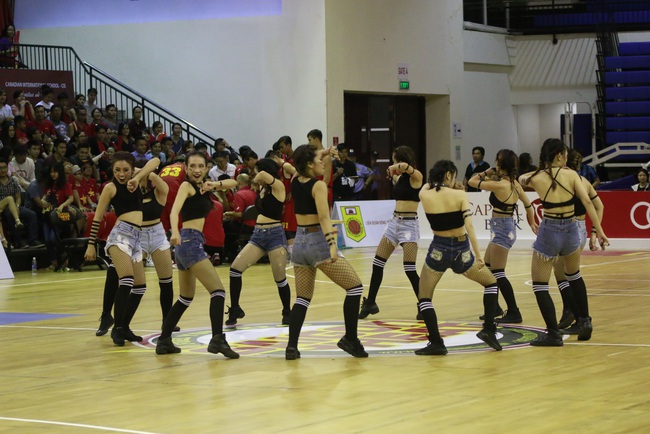 Mặc mưa lớn, kh&aacute;n giả ngồi chật cứng s&acirc;n xem derby Saigon Heat v&agrave; HCMC Wings - Ảnh 4.