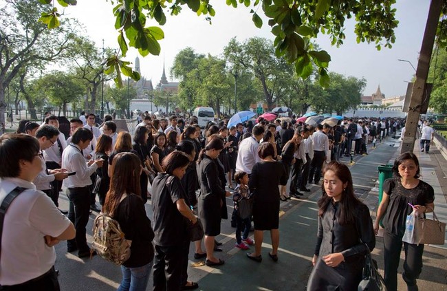 Người dân Thái Lan mắt đỏ hoe, xếp hàng dài chờ viếng Quốc vương Bhumibol - Ảnh 4.