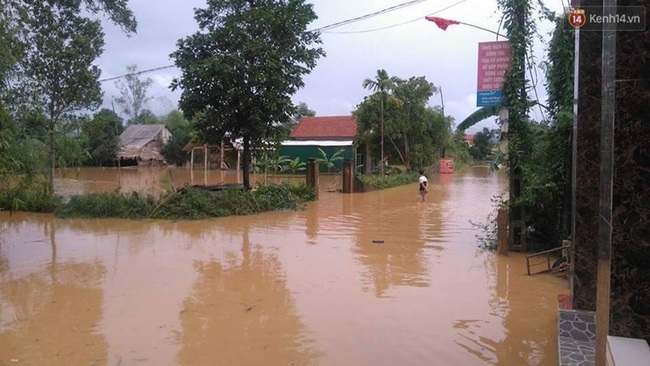 Hà Tĩnh: Lũ nhấn chìm cả trăm ngôi nhà, hàng nghìn người bị cô lập, một người bị nước cuốn mất tích - Ảnh 3.