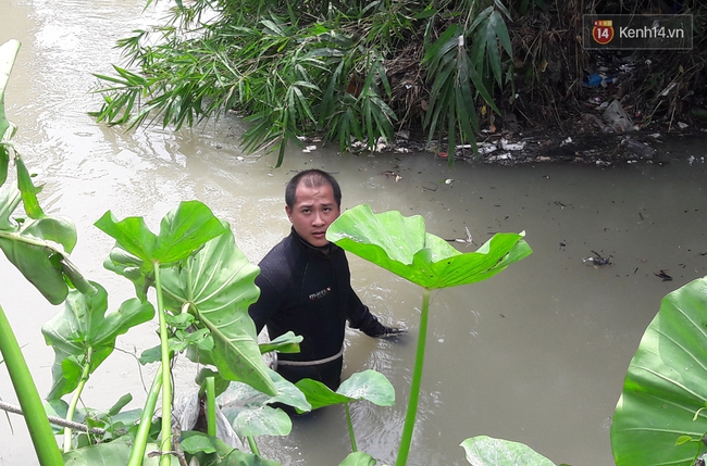 Chùm ảnh: Lội suối, lật nắp cống tìm tung tích bé trai bị nước cuốn trôi ở Bình Dương - Ảnh 3.