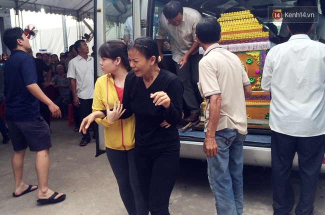 Mẹ g&agrave;o kh&oacute;c, cha n&eacute;n đau thương trong lễ tang con trai bị nước cuốn tr&ocirc;i xuống cống - Ảnh 4.