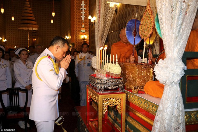150.000 người dân Thái mặc áo đen tập trung bên ngoài cung điện Hoàng gia hát quốc ca tưởng nhớ vua Bhumibol - Ảnh 4.