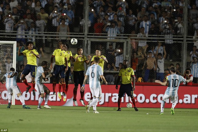 Messi lập si&ecirc;u phẩm s&uacute;t phạt, Argentina dứt mạch to&agrave;n h&ograve;a v&agrave; thua - Ảnh 5.