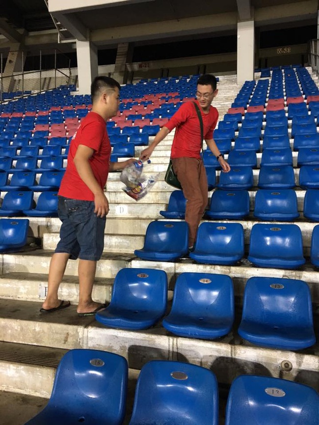 CĐV Việt Nam c&oacute; h&agrave;nh động đẹp ngay tr&ecirc;n đất kh&aacute;ch - Ảnh 1.