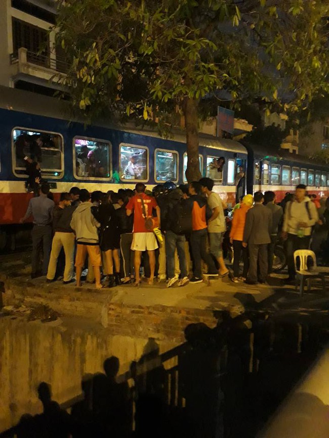 Hà Nội: Tàu hỏa hất văng một người văng xuống sông - Ảnh 2.