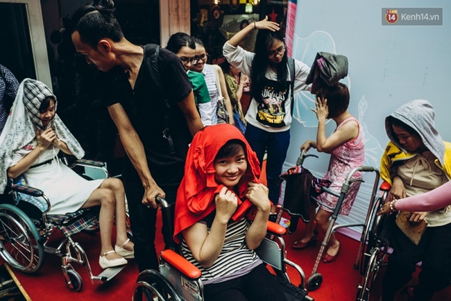 Chùm ảnh xúc động về nét đẹp của những người phụ nữ khuyết tật trên sàn diễn thời trang ở Sài Gòn - Ảnh 3.