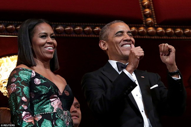 Bà Michelle cực xinh đẹp, sánh đôi cùng ông Obama tới dự lễ trao giải Kennedy Center Honors 2016 - Ảnh 5.