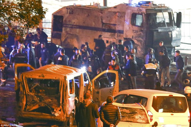 Chùm ảnh: Hiện trường đen tối vụ đánh bom kép ngoài sân bóng đá Thổ Nhĩ Kỳ khiến hàng trăm người thương vong  - Ảnh 6.