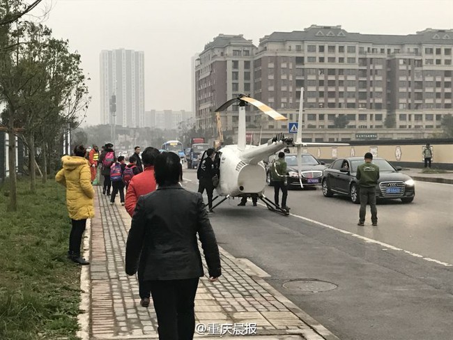 Trung Quốc: Chê đường tắc, ông bố sành điệu lái trực thăng đưa quý tử đi học - Ảnh 1.