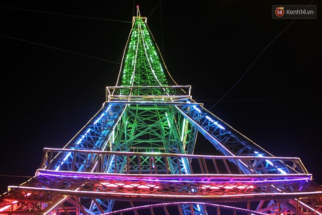 Cận cảnh mô hình tháp Eiffel độc nhất vô nhị đón Giáng sinh ở xứ Nghệ - Ảnh 3.