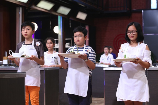 MasterChef nhí: Xuất hiện cậu bé 9 tuổi nói câu nào buồn cười câu đấy! - Ảnh 12.