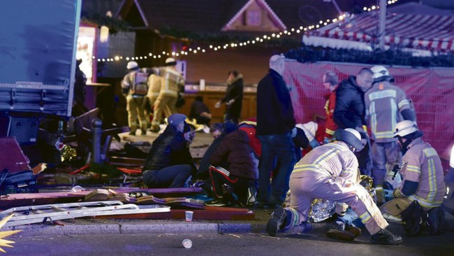 Hiện trường vụ khủng bố bằng xe tải khiến hàng chục người thương vong trong chợ Giáng sinh ở Berlin - Ảnh 4.