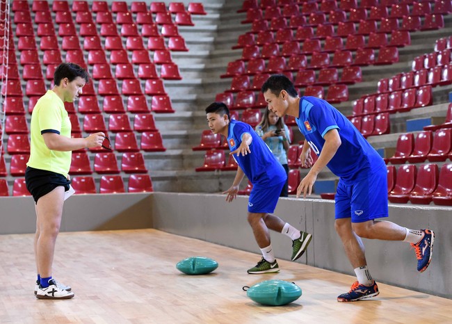 Fan nữ vượt hàng nghìn km từ Canada sang Colombia cổ vũ tuyển futsal Việt Nam - Ảnh 4.