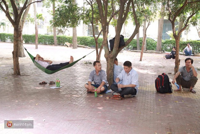 Th&iacute; sinh xếp h&agrave;ng đ&ocirc;ng nghịt chờ Đ&aacute;nh gi&aacute; năng lực tại trường ĐH Quốc Gia HN - Ảnh 8.