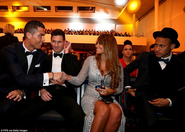 Fan của Ronaldo v&agrave; Messi: H&atilde;y th&ocirc;i tranh c&atilde;i v&agrave; học hỏi thần tượng đi - Ảnh 4.