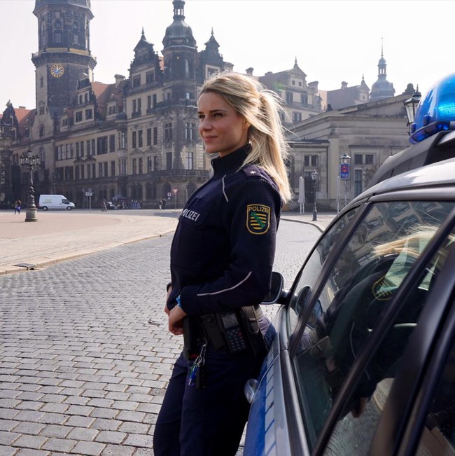 Đức: Nữ cảnh sát xinh đẹp với thân hình bốc lửa khiến nhiều người xin... bị bắt - Ảnh 2.