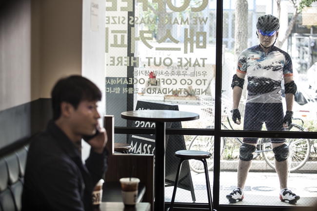 Điện ảnh H&agrave;n th&aacute;ng 9: Ngộp thở giữa rừng qu&yacute; &ocirc;ng si&ecirc;u cấp lịch l&atilde;m - Ảnh 37.