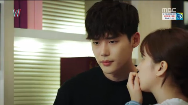 W - Two Worlds: Tự tử quá nhiều, Lee Jong Suk quên mất cả vợ Hyo Joo? - Ảnh 40.