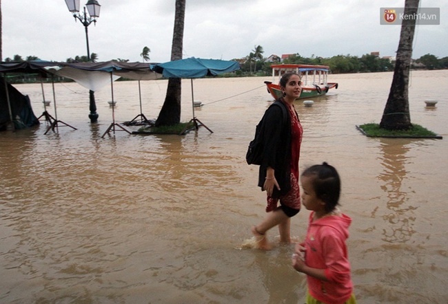 Hội An: Khách Tây thích thú lội nước, người dân lo lắng lũ về trong đêm - Ảnh 16.