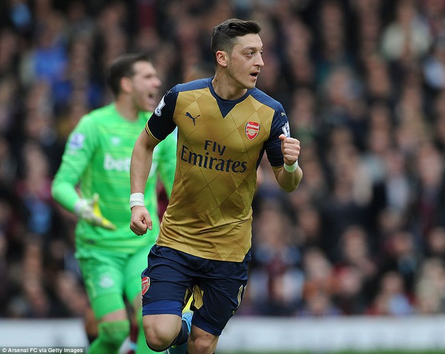 Ozil lập kỷ lục ghi b&agrave;n c&aacute; nh&acirc;n trong trận h&ograve;a si&ecirc;u kịch t&iacute;nh của Arsenal - Ảnh 2.