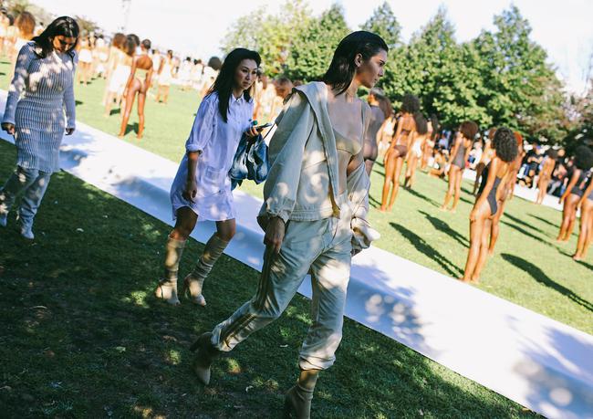 Phong c&aacute;ch ph&oacute;ng kho&aacute;ng, thực tế ăn s&acirc;u v&agrave;o m&aacute;u giới mộ điệu thời trang tại NYFW - Ảnh 36.