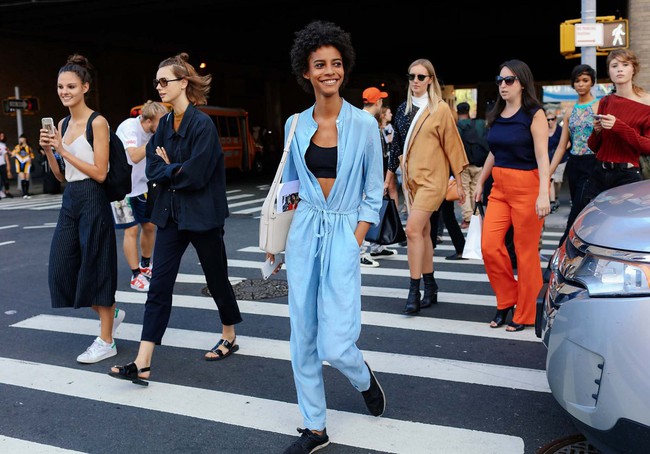 Phong c&aacute;ch ph&oacute;ng kho&aacute;ng, thực tế ăn s&acirc;u v&agrave;o m&aacute;u giới mộ điệu thời trang tại NYFW - Ảnh 24.