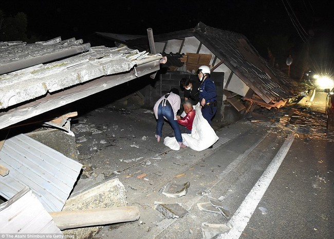 Chùm ảnh: Người dân Nhật Bản thẫn thờ sau trận động đất khiến gần 1.000 người thương vong - Ảnh 8.