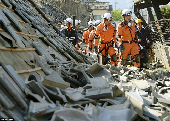 Nhật Bản tan hoang sau động đất, số người chết tăng lên 41 - Ảnh 13.