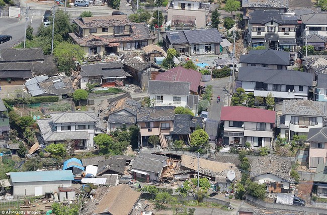 Nhật Bản tan hoang sau động đất, số người chết tăng lên 41 - Ảnh 6.