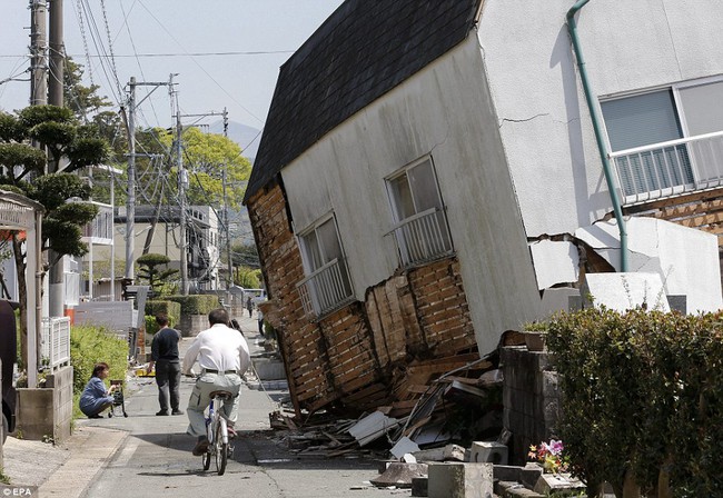 Người Nhật Bản khóc ròng bên đống đổ nát sau 2 trận động đất liên tiếp - Ảnh 13.
