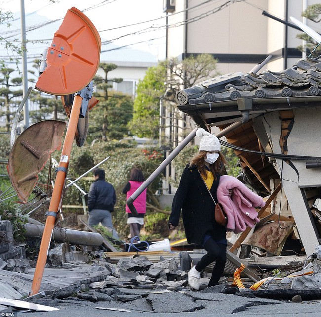 Nhật Bản tan hoang sau động đất, số người chết tăng lên 41 - Ảnh 12.