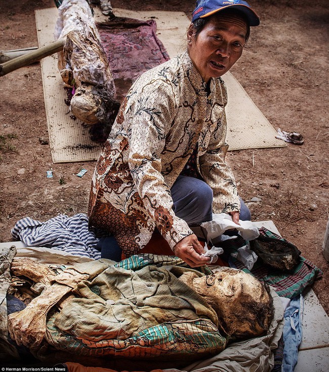 Rợn t&oacute;c g&aacute;y với nghi lễ đ&agrave;o mộ v&agrave; mặc quần &aacute;o mới cho người chết tại Indonesia - Ảnh 6.