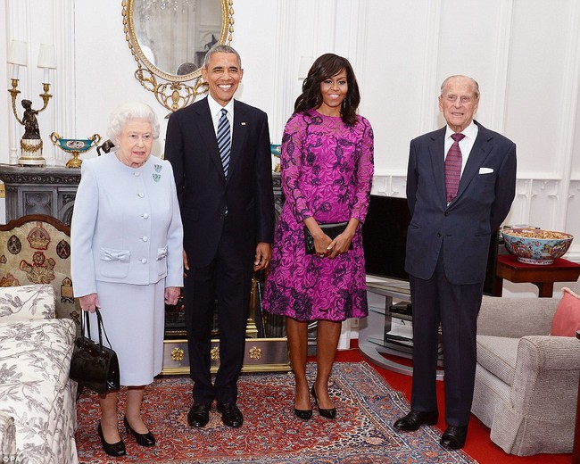 Hoàng tử nhí nước Anh mặc đồ ngủ bắt tay Tổng thống Mỹ Barack Obama - Ảnh 9.