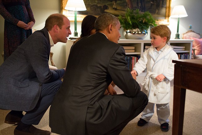 Hoàng tử nhí nước Anh mặc đồ ngủ bắt tay Tổng thống Mỹ Barack Obama - Ảnh 1.