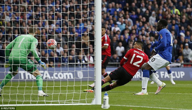 Chris Smalling đá phản lưới nhà hài hước khiến Man Utd suýt ôm hận - Ảnh 3.