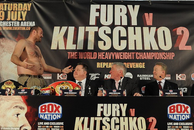 Tyson Fury cởi áo khoe bụng bầu để sỉ nhục Wladimir Klitschko - Ảnh 6.