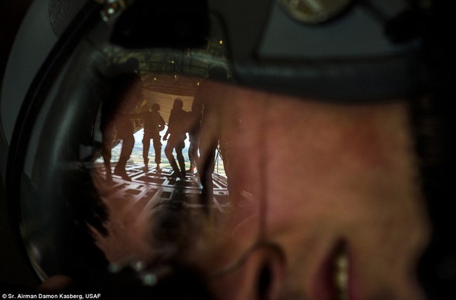 Những bức h&igrave;nh ấn tượng của giải thưởng nhiếp ảnh qu&acirc;n đội Mỹ 2015 - Ảnh 13.