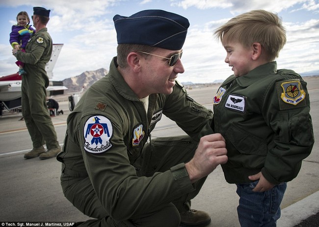 Những bức hình ấn tượng của giải thưởng nhiếp ảnh quân đội Mỹ 2015 - Ảnh 8.