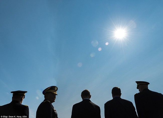 Những bức h&igrave;nh ấn tượng của giải thưởng nhiếp ảnh qu&acirc;n đội Mỹ 2015 - Ảnh 23.