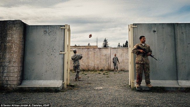 Những bức hình ấn tượng của giải thưởng nhiếp ảnh quân đội Mỹ 2015 - Ảnh 15.