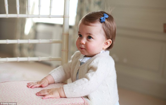 Công chúa nhỏ nước Anh xinh xắn trong loạt ảnh mừng sinh nhật đầu tiên - Ảnh 3.