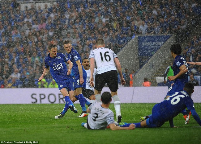 Khoảnh khắc đăng quang lịch sử của nh&agrave; ngh&egrave;o Leicester City - Ảnh 10.