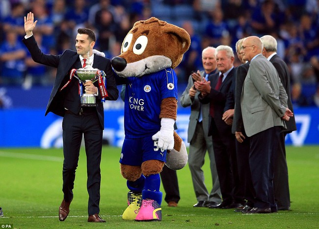 Khoảnh khắc đăng quang lịch sử của nh&agrave; ngh&egrave;o Leicester City - Ảnh 7.