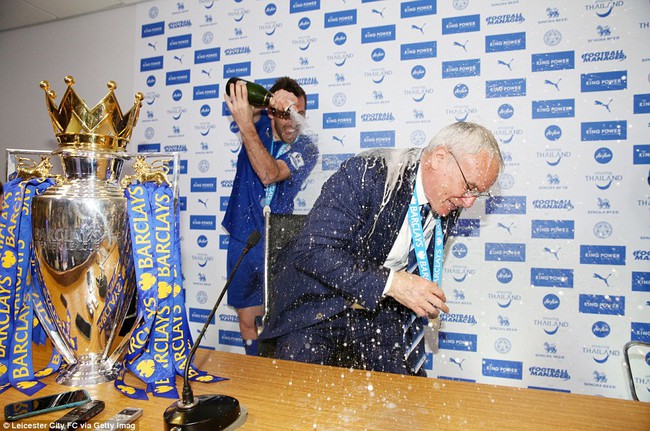 Học tr&ograve; cả gan dội champagne v&agrave;o đầu HLV Ranieri - Ảnh 6.