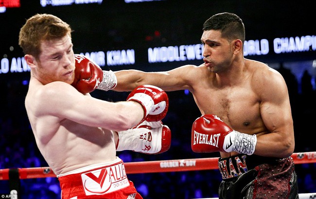 Amir Khan phải nhập viện khẩn cấp vì bị đấm gục trong trận đấu tranh đai WBC - Ảnh 7.